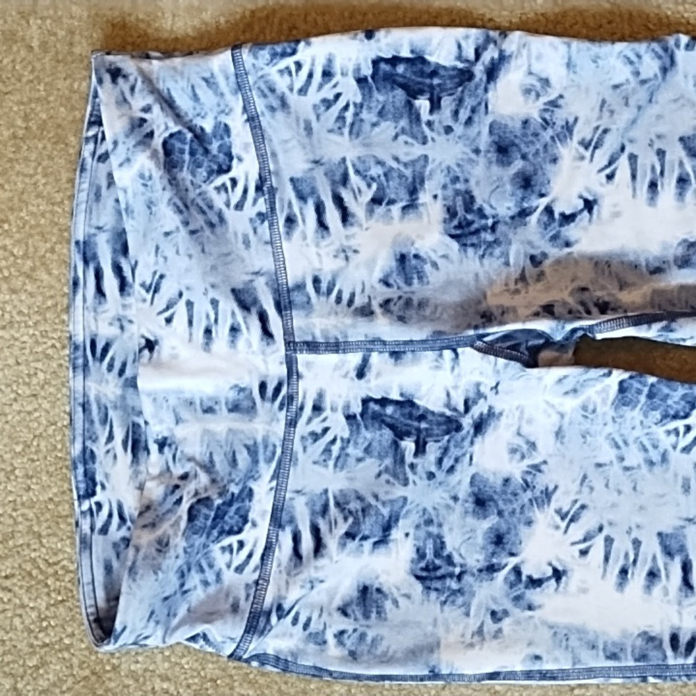 Under Armour Fly By Compression Capri Leggings Tie Dye Blue White Womens Size XS - Picture 3 of 8